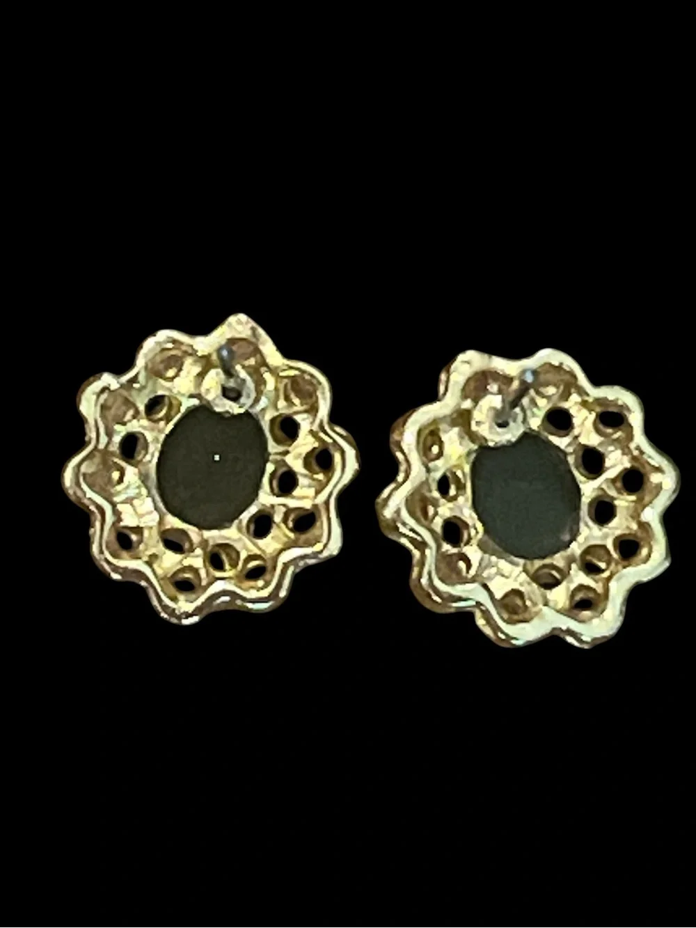 Vintage Jade Cabochon Scalloped Gold Filigree Stud Earrings